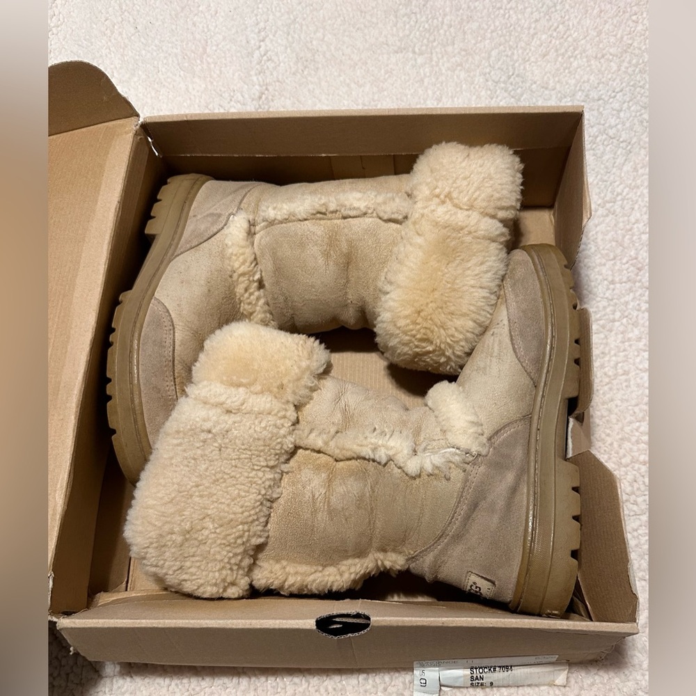 UGG Sundance II #5325 sand or tan colored size 9 sheep wool New Zealand
